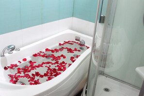 Een douche, gratis toiletartikelen, pantoffels, handdoeken