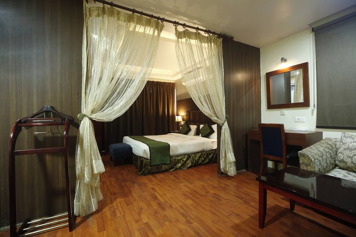 Phòng | Bộ đồ giường cao cấp, minibar, két bảo mật tại phòng, bàn 