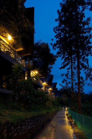Fachada da propriedade à noite