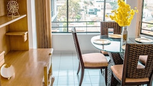 Appartement, 2 slaapkamers | Privékeuken | Een koffiezetapparaat/waterkoker, een microgolfoven, een vaatwasser