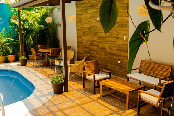 Una piscina al aire libre (de 09:00 a 21:00), sombrillas