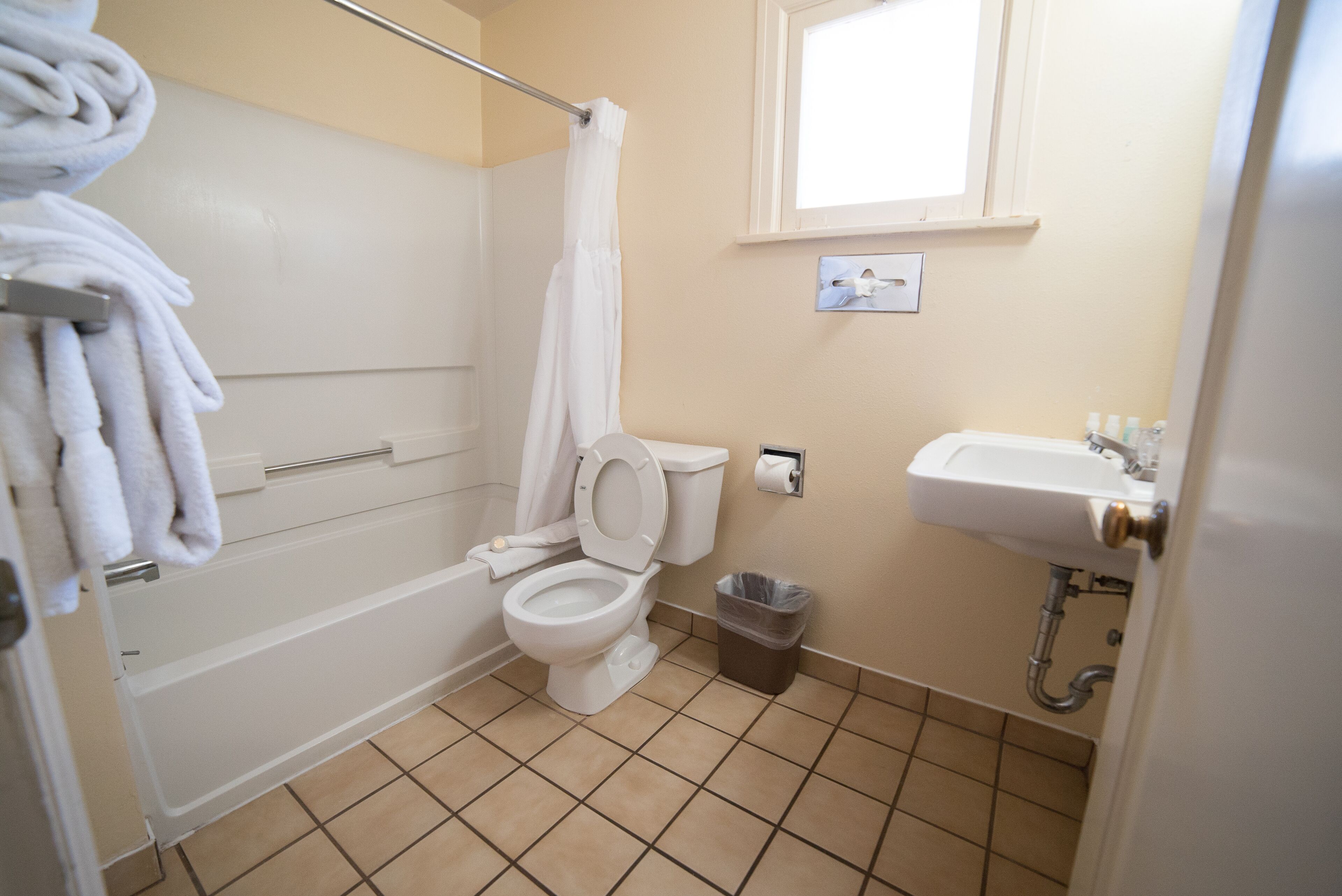 Ein Badezimmer mit Badewanne, Toilette und Waschbecken.