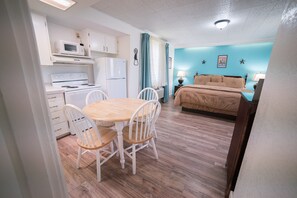 Executive Suite, 2 Bedrooms | Living area | 32-inch flat-screen TV with cable channels, TV - Parry Lodge (Kanab)
