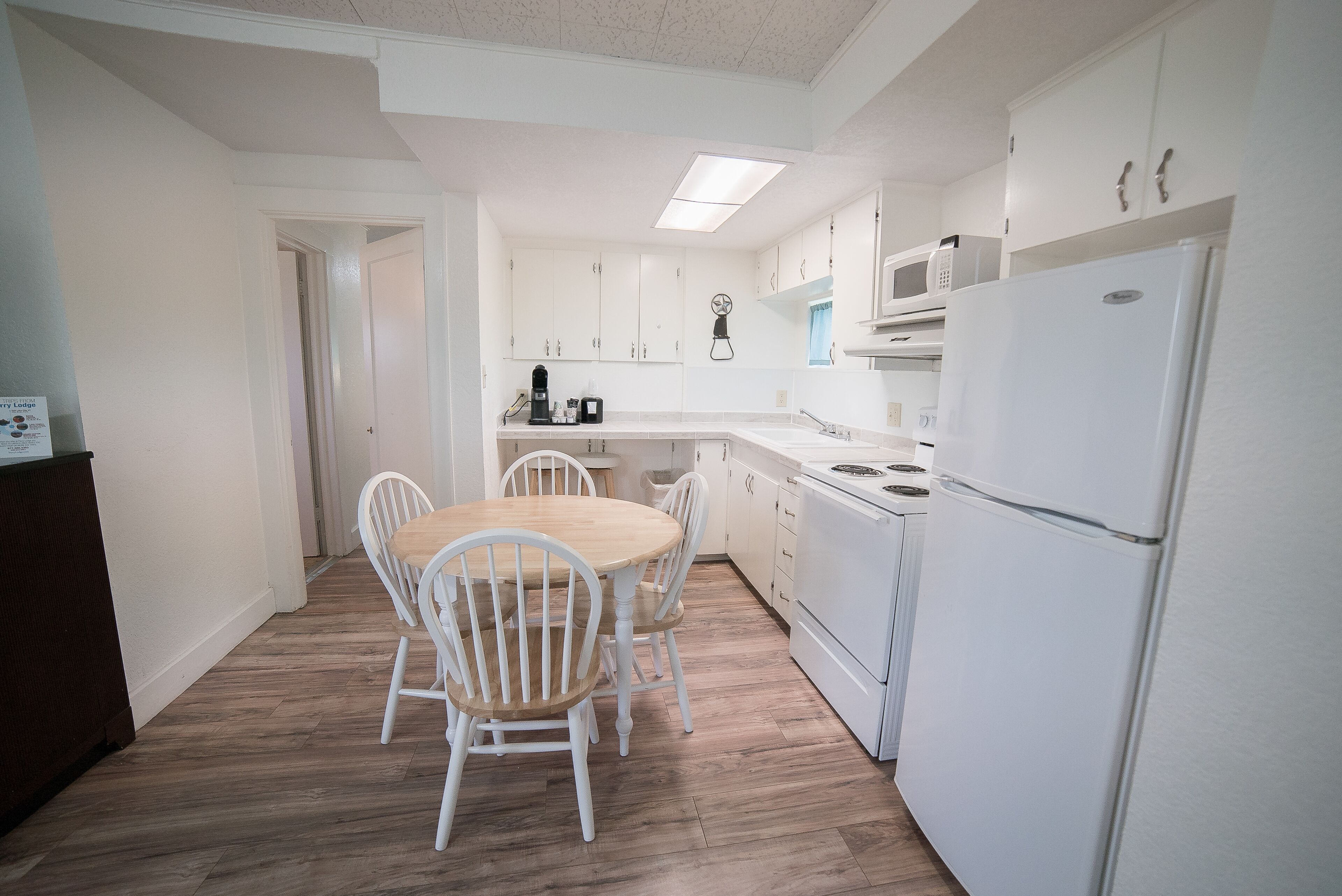 executive suite, 2 bedrooms | private kitchen | mini-fridge, microwave, coffee/tea maker