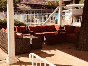 Seasonal outdoor pool, open 10 AM to 10 PM, sun loungers - Parry Lodge (Kanab)