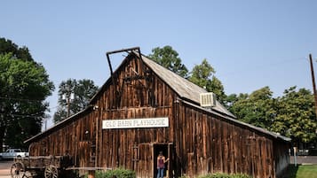 Un granero antiguo con un letrero que dice 'Old Barn Playhouse'.