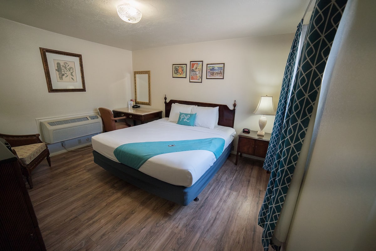 Standaard kamer, 1 kingsize bed | 1 slaapkamer, luxe beddengoed, individueel gemeubileerd, een bureau