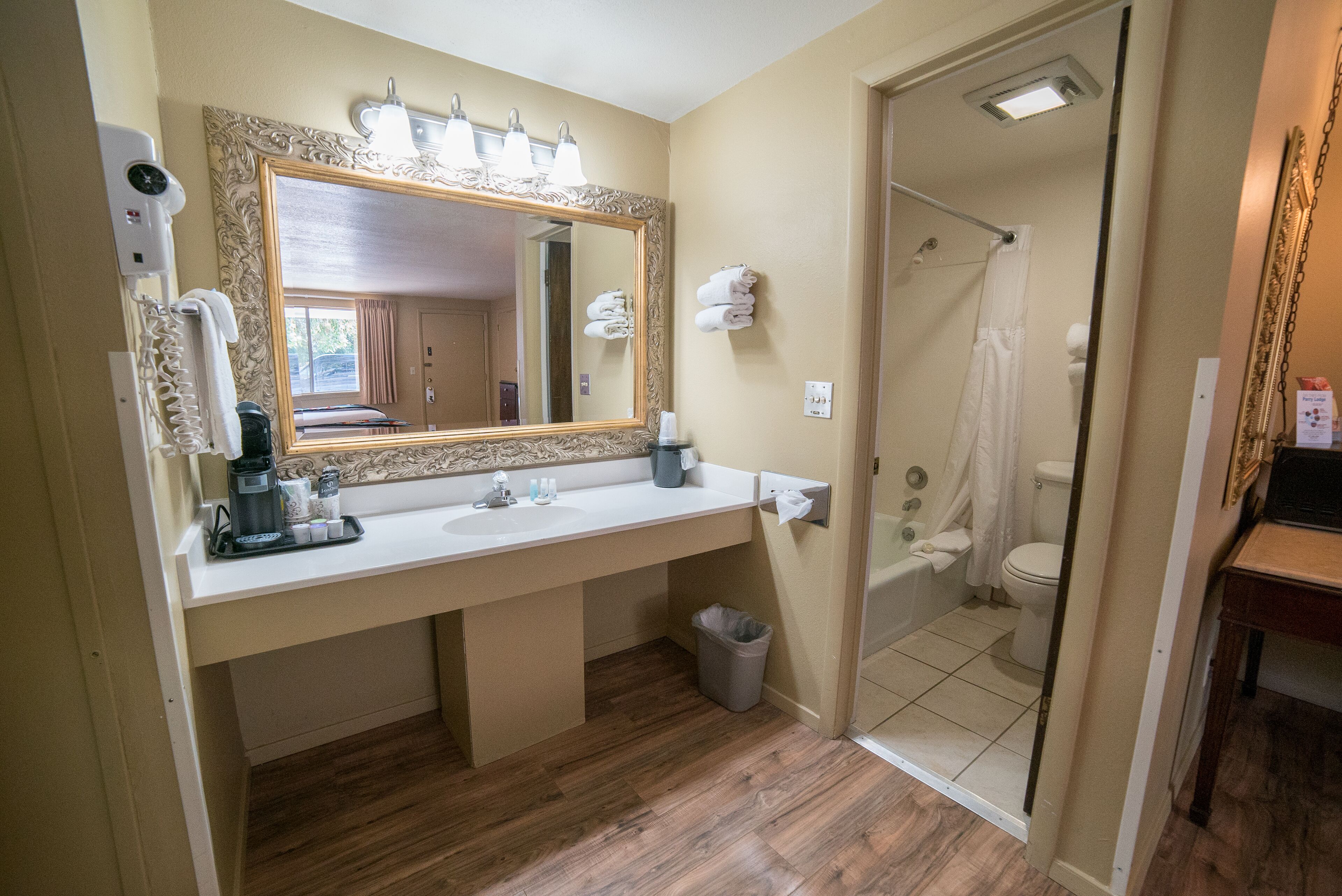 combined shower/bathtub, free toiletries, towels