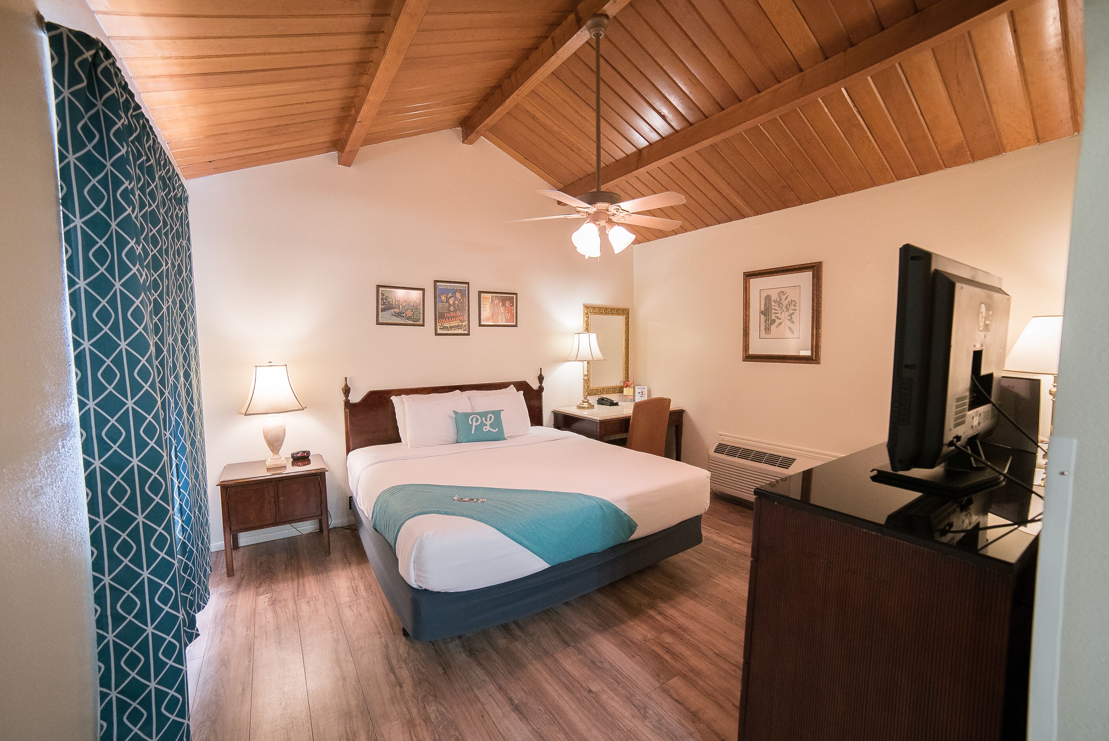 Ropa de cama de alta calidad, muebles diferentes y escritorio 