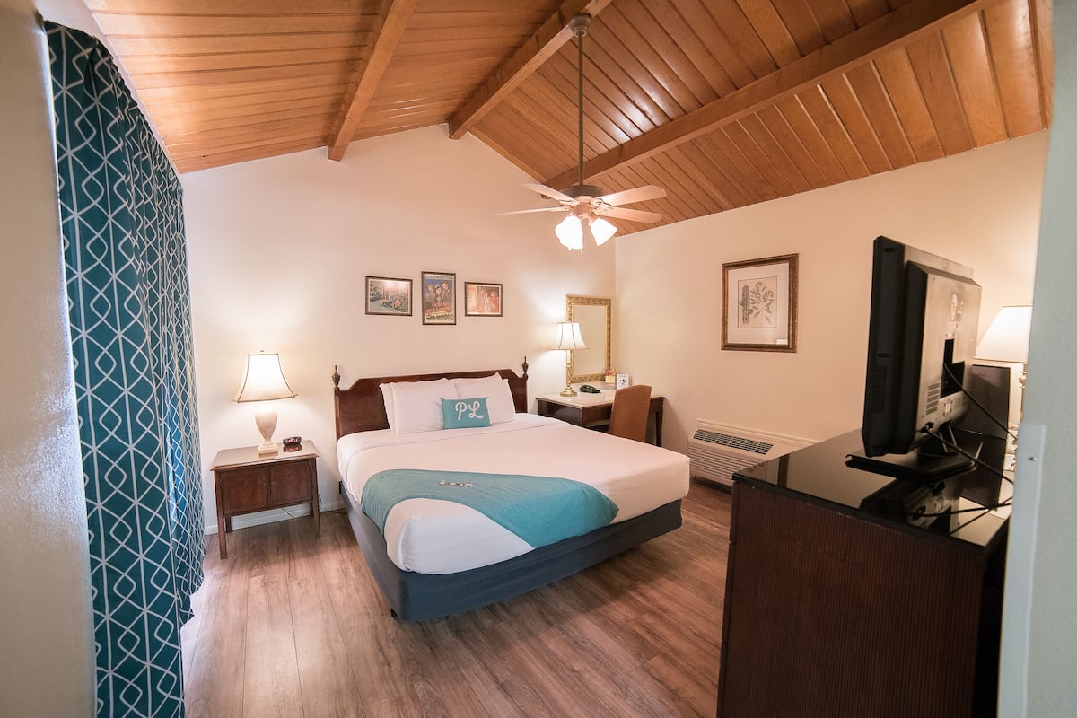 deluxe room, 1 king bed | 1 bedroom, premium bedding, individually furnished, desk