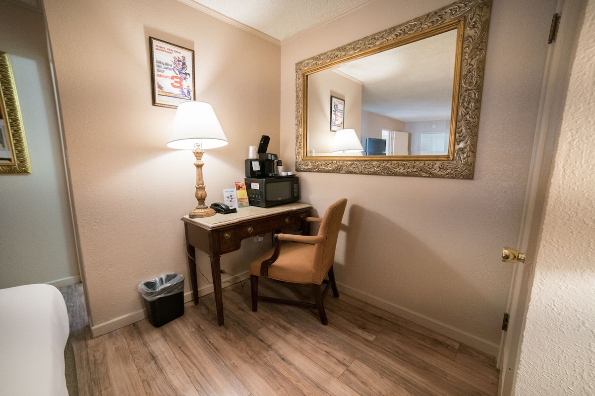 family room, 2 bedrooms | living area | 32-inch flat-screen tv with cable channels, tv