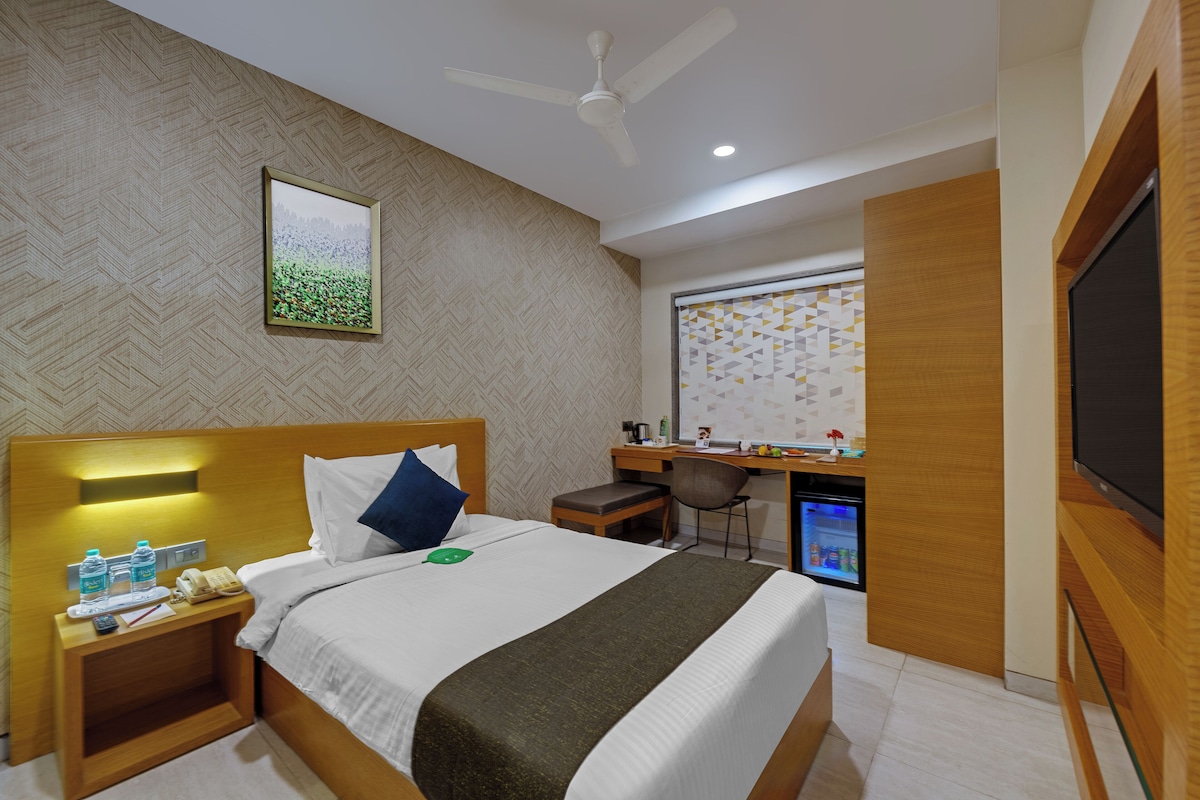 Executive Single Room, Non Smoking | Premium bedding, minibar, in-room safe, desk