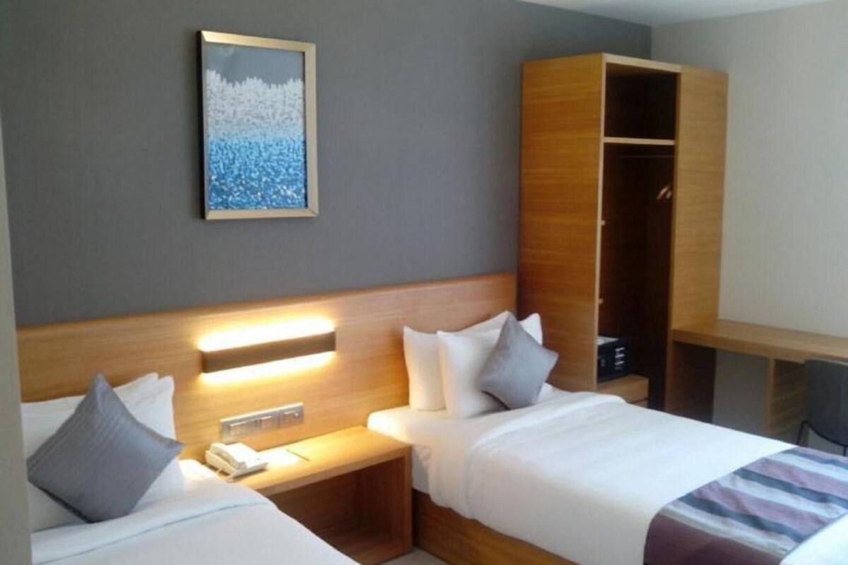 premium room, non smoking | premium bedding, minibar, in-room safe, desk