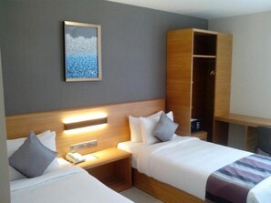 Premium Room, Non Smoking | Premium bedding, minibar, in-room safe, desk