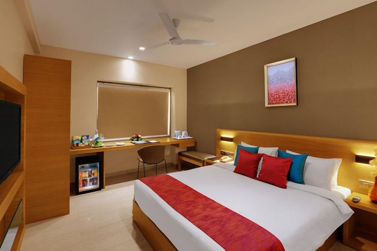 Seprai premium, minibar, brankas, dan meja kerja