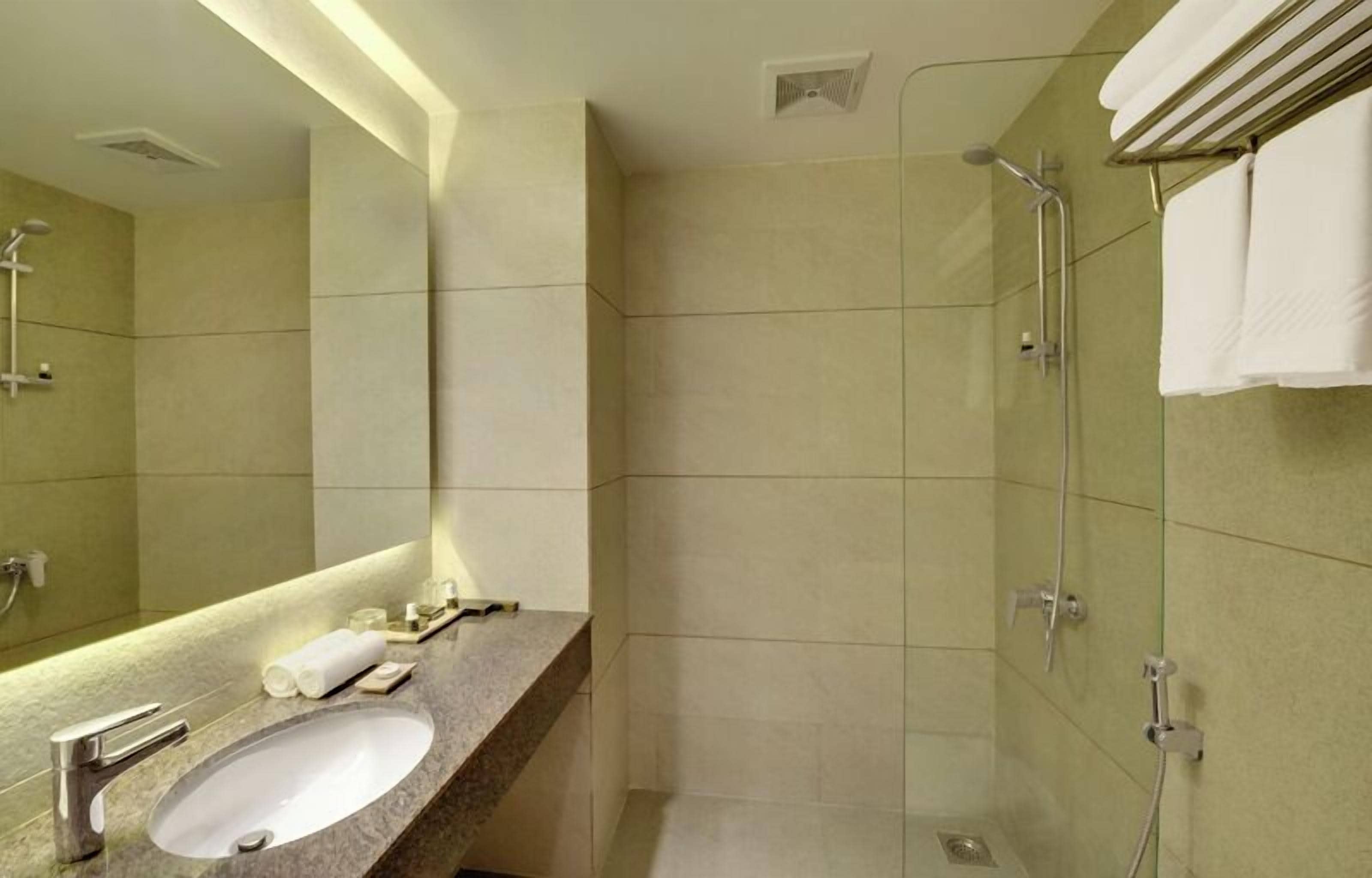 shower, rainfall showerhead, free toiletries, hair dryer