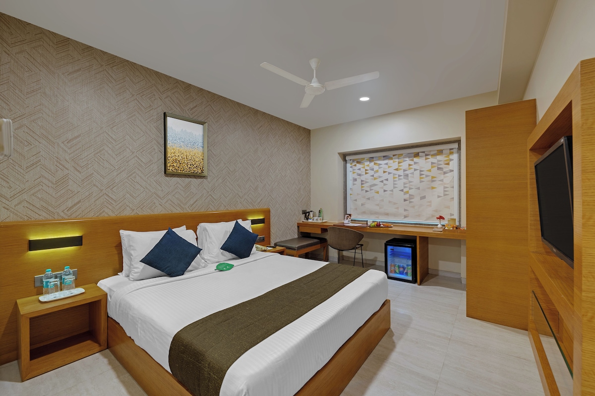 Premium Room, Non Smoking | Premium bedding, minibar, in-room safe, desk