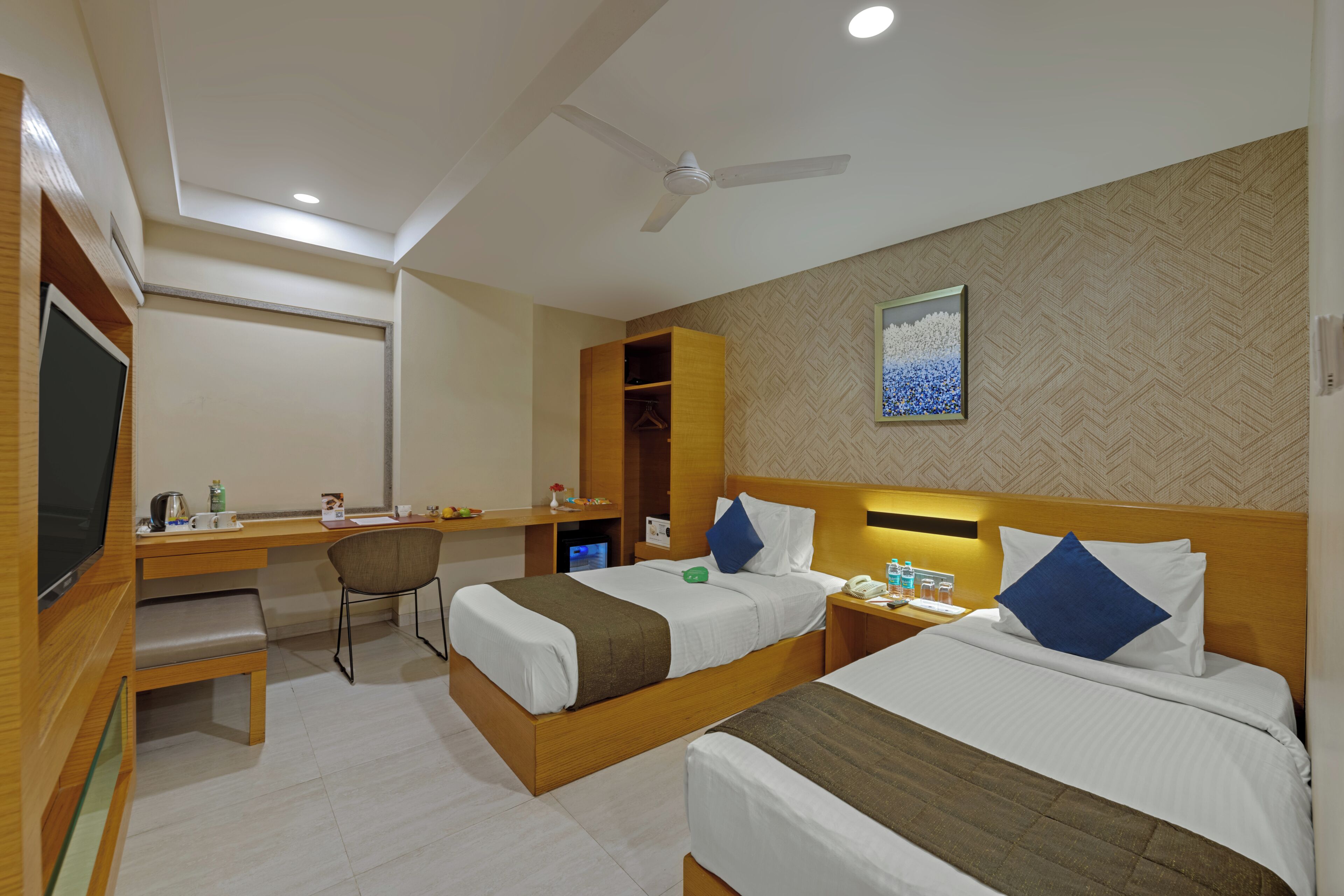 Premium Room, Non Smoking | Premium bedding, minibar, in-room safe, desk