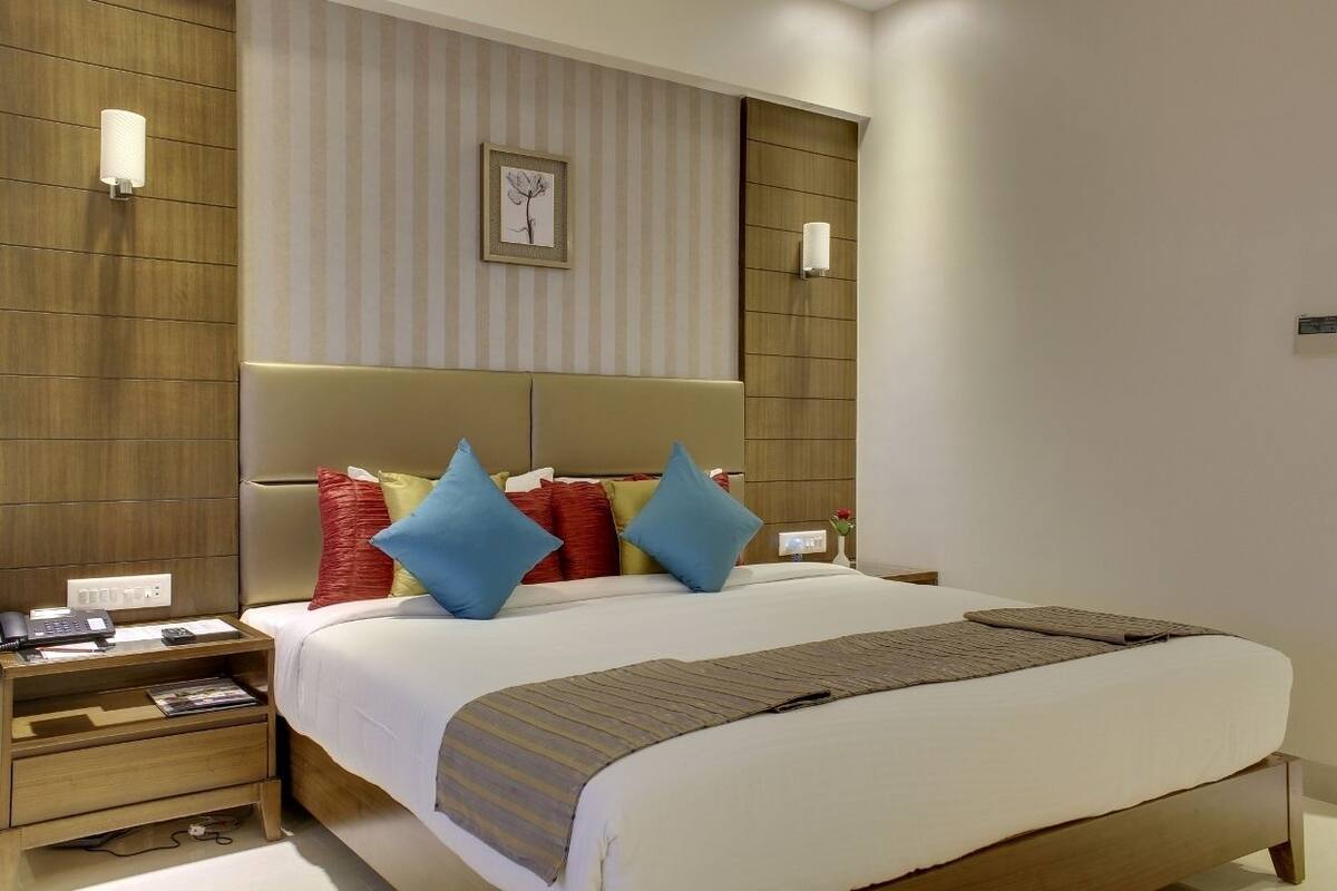Standard Room, Non Smoking | Minibar, in-room safe, desk, soundproofing