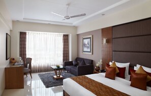 Premium Room, Smoking, Private Bathroom | Minibar, in-room safe, desk, soundproofing