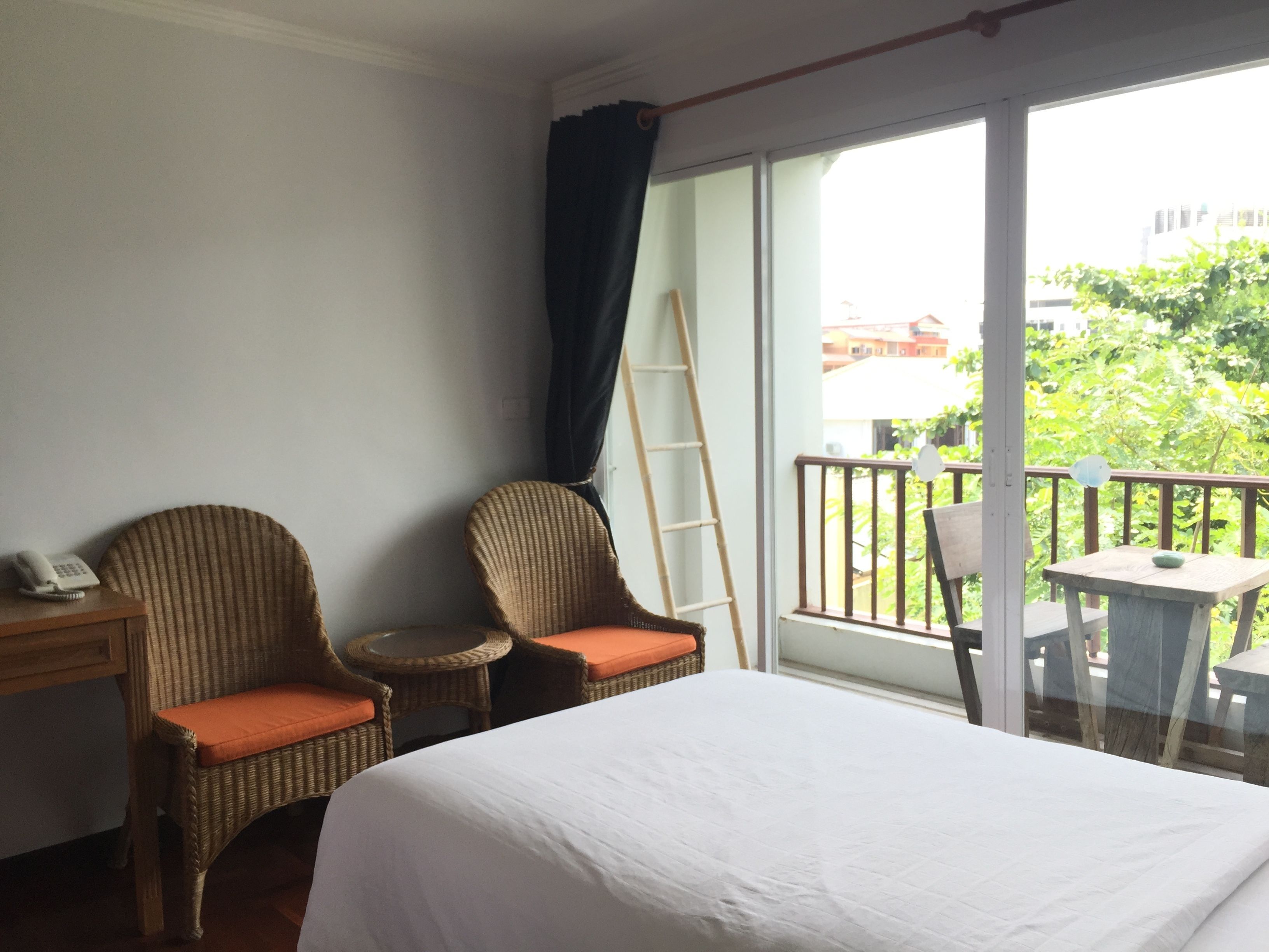 superior twin room | living area | 32-inch flat-screen tv with satellite channels, tv