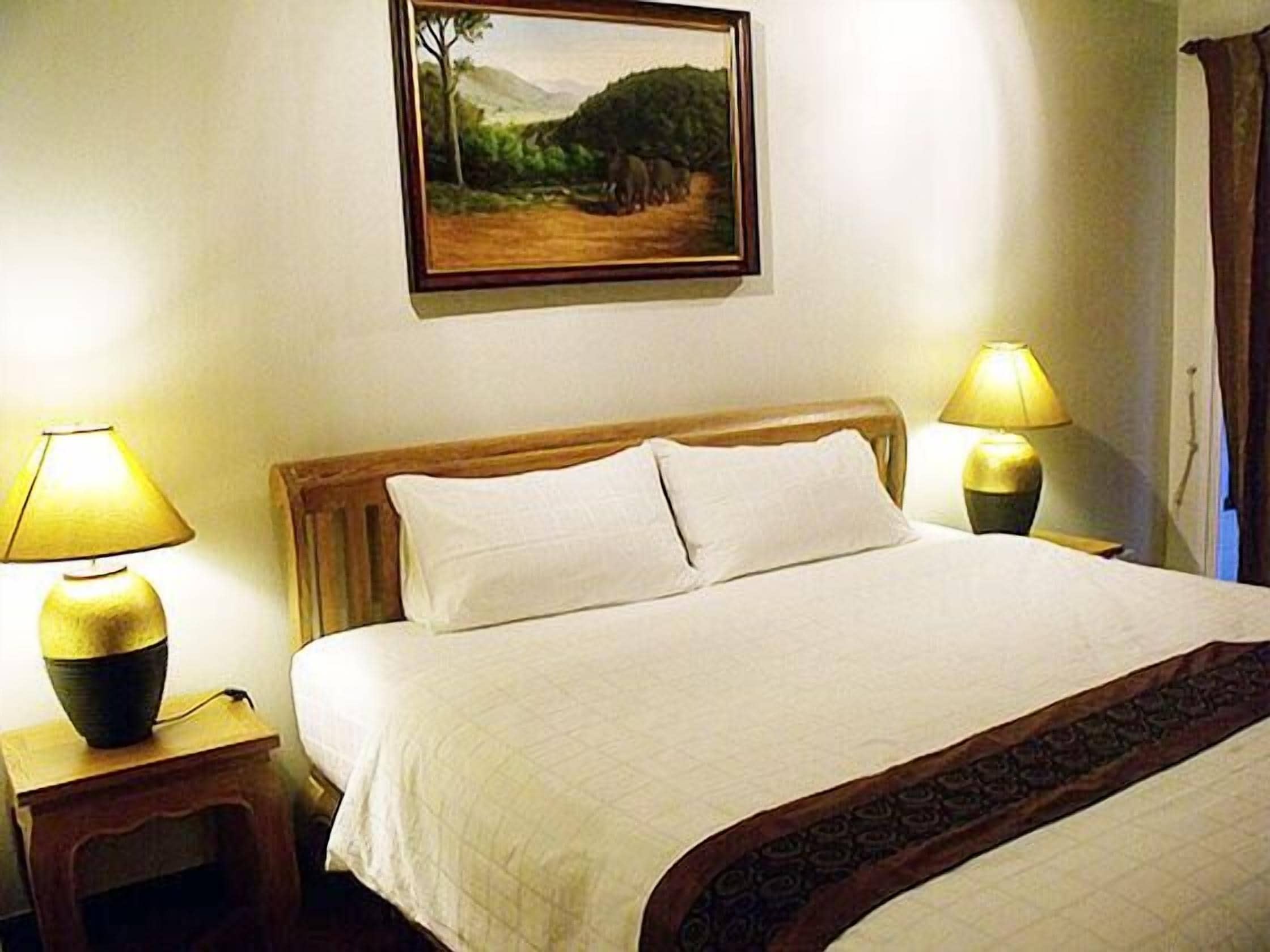 superior room, 1 king bed | 1 bedroom, in-room safe, desk, blackout curtains