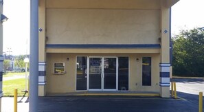 Property entrance - Royal Inn (Alachua)