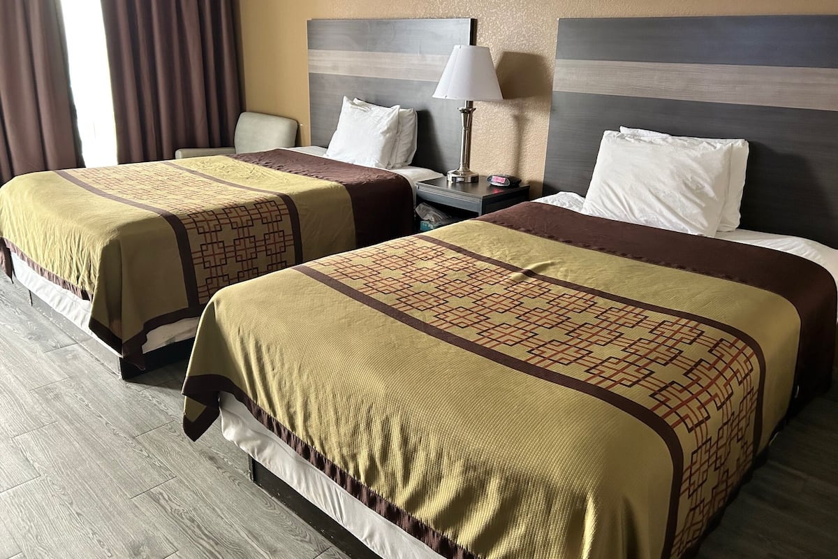 Habitación doble, 2 camas matrimoniales | Escritorio, tabla de planchar con plancha, wifi gratis y ropa de cama