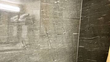 Tweepersoonskamer, 2 tweepersoonsbedden | Badkamer | Een haardroger, handdoeken