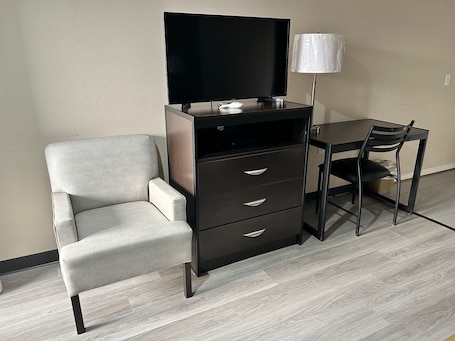 Escritorio, tabla de planchar con plancha, wifi gratis y ropa de cama . The Surrey Inn