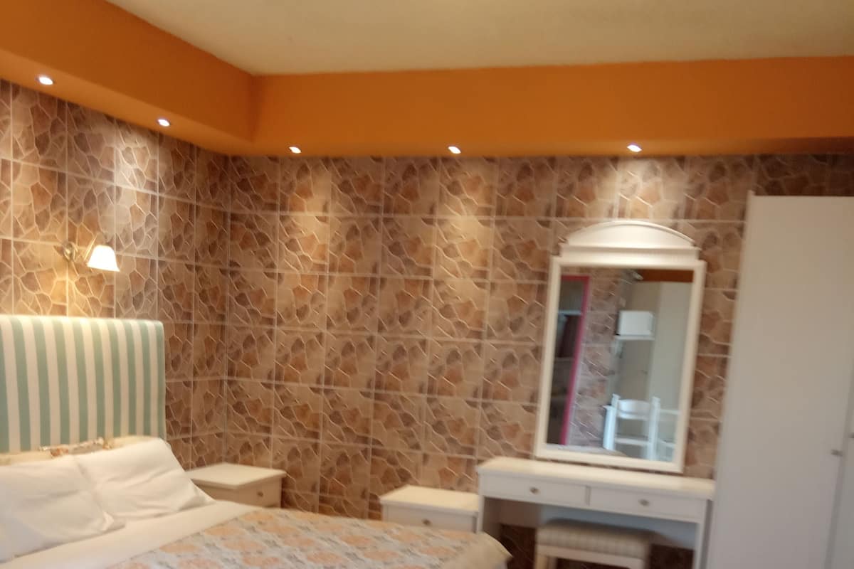 In-room safe, bed sheets
