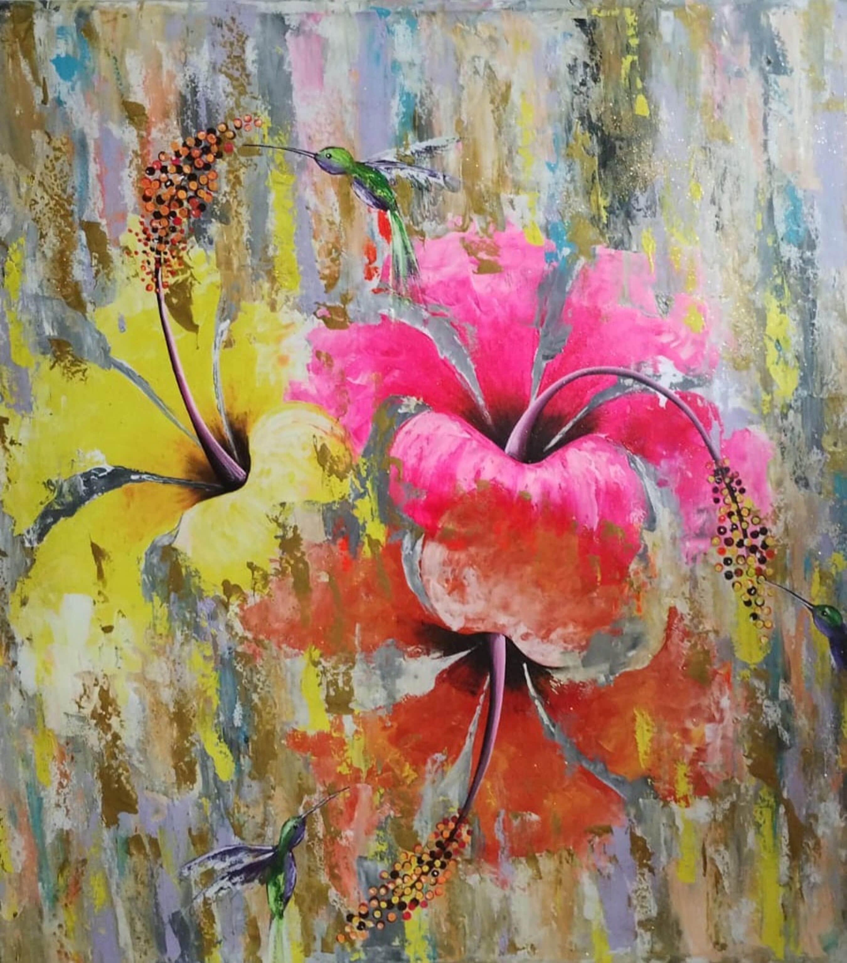 Una pintura de una flor rosa grande con dos colibríes a cada lado, sobre un fondo texturizado y de varios colores.