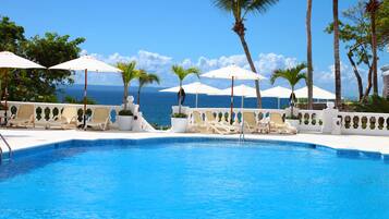 Outdoor pool, sun loungers