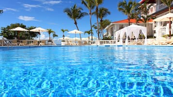 Outdoor pool, sun loungers