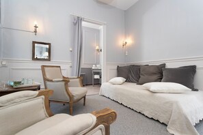 Suite (Médicis) | Iron/ironing board, free WiFi, bed sheets