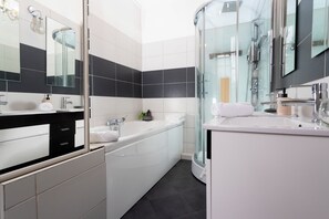 Habitación doble (Louis XVI) | Baño | Tina y toallas