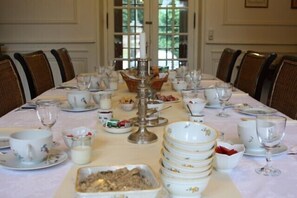 Daily continental breakfast for a fee - Le Château d'Omiécourt (Hypercourt)