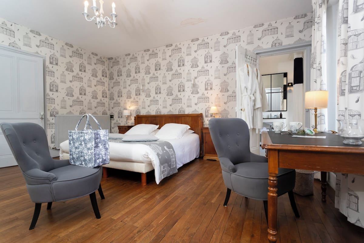 Double Room (Merisier)