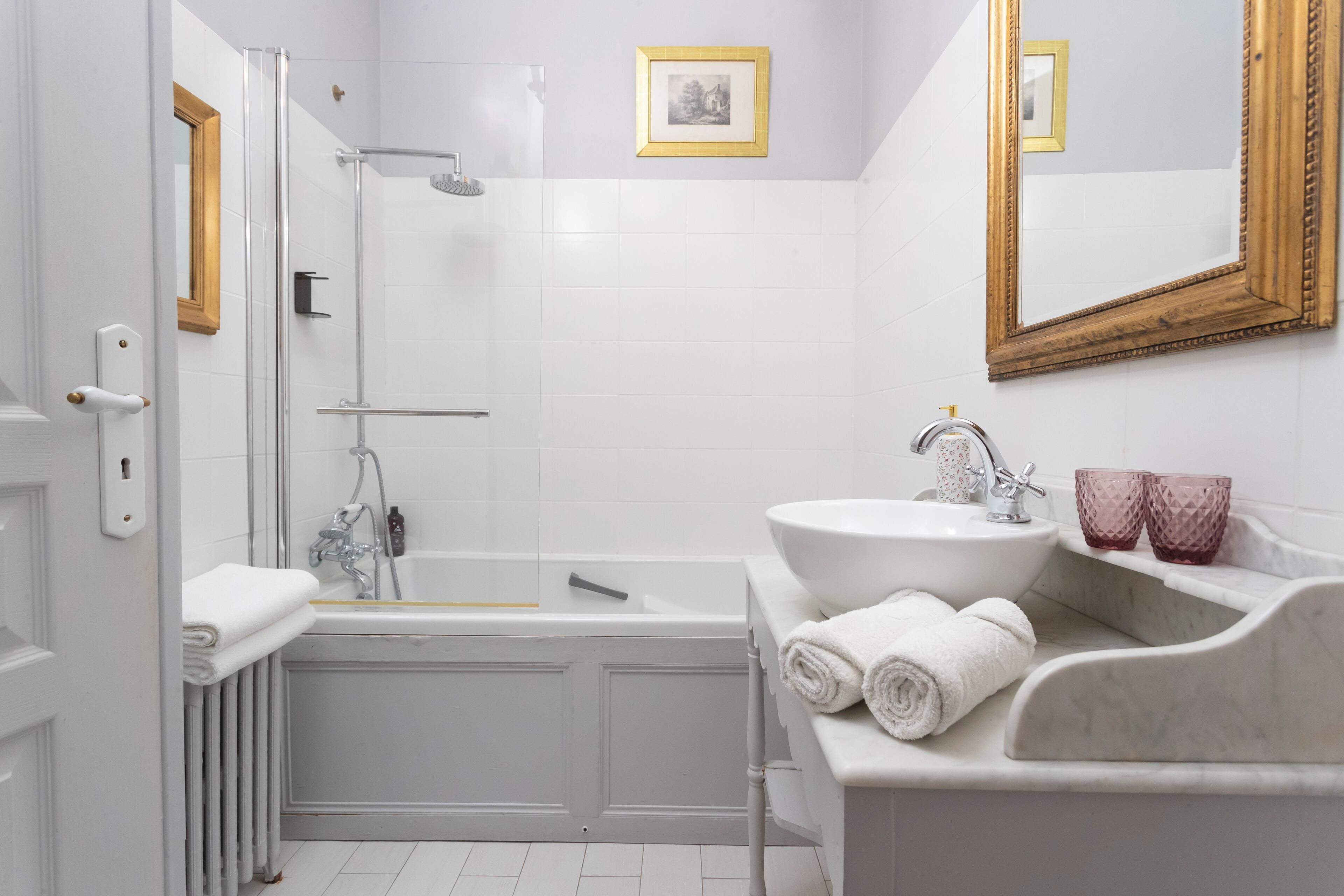 Un baño moderno con bañera, lavamanos y cabina de ducha.