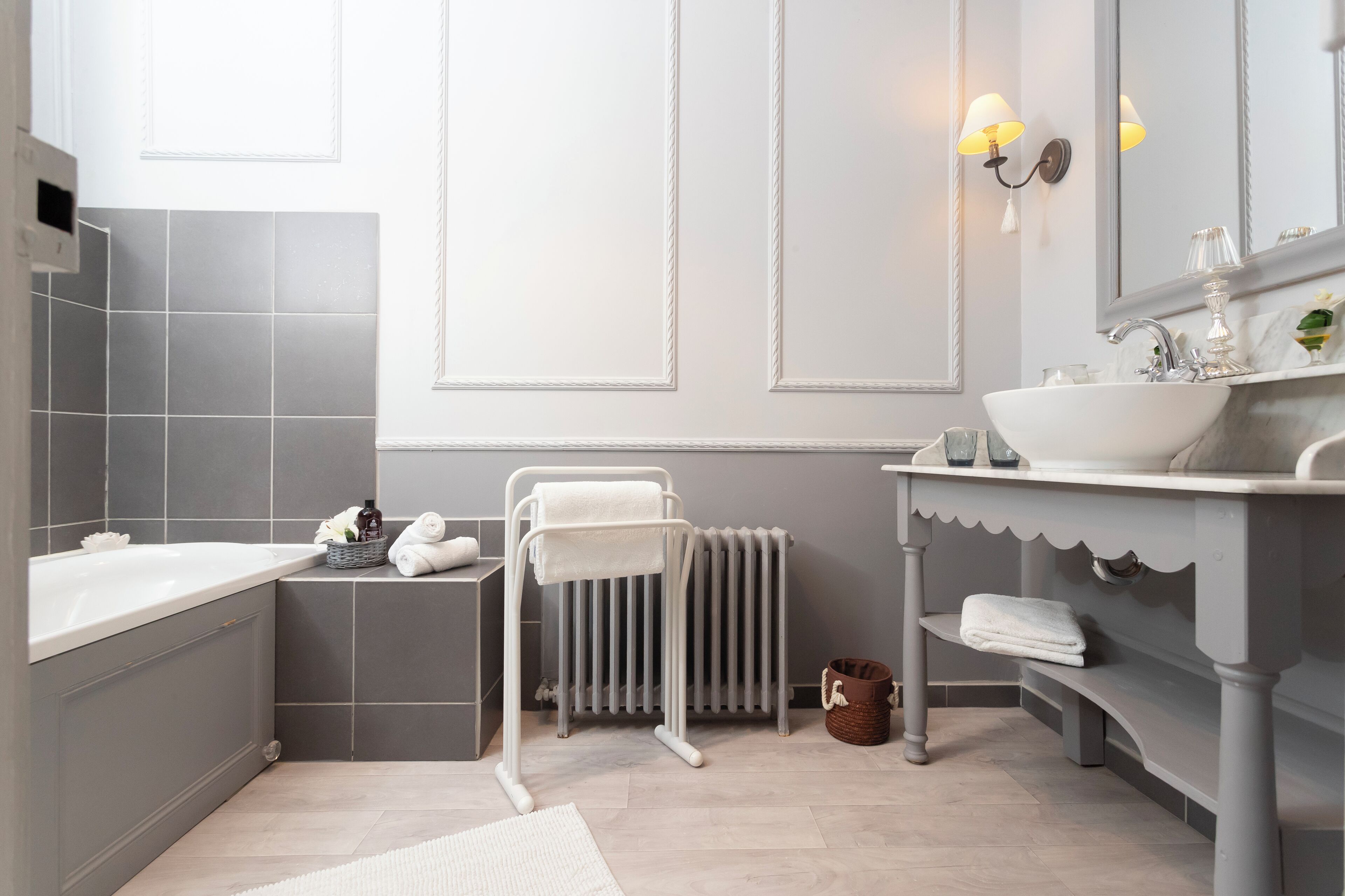 Une salle de bain moderne avec une baignoire, un lavabo et un radiateur.