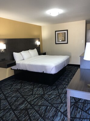 Economy Single Room, 1 King Bed, Non Smoking | Desk, free WiFi, bed sheets - Quality Inn Cameron (Cameron)