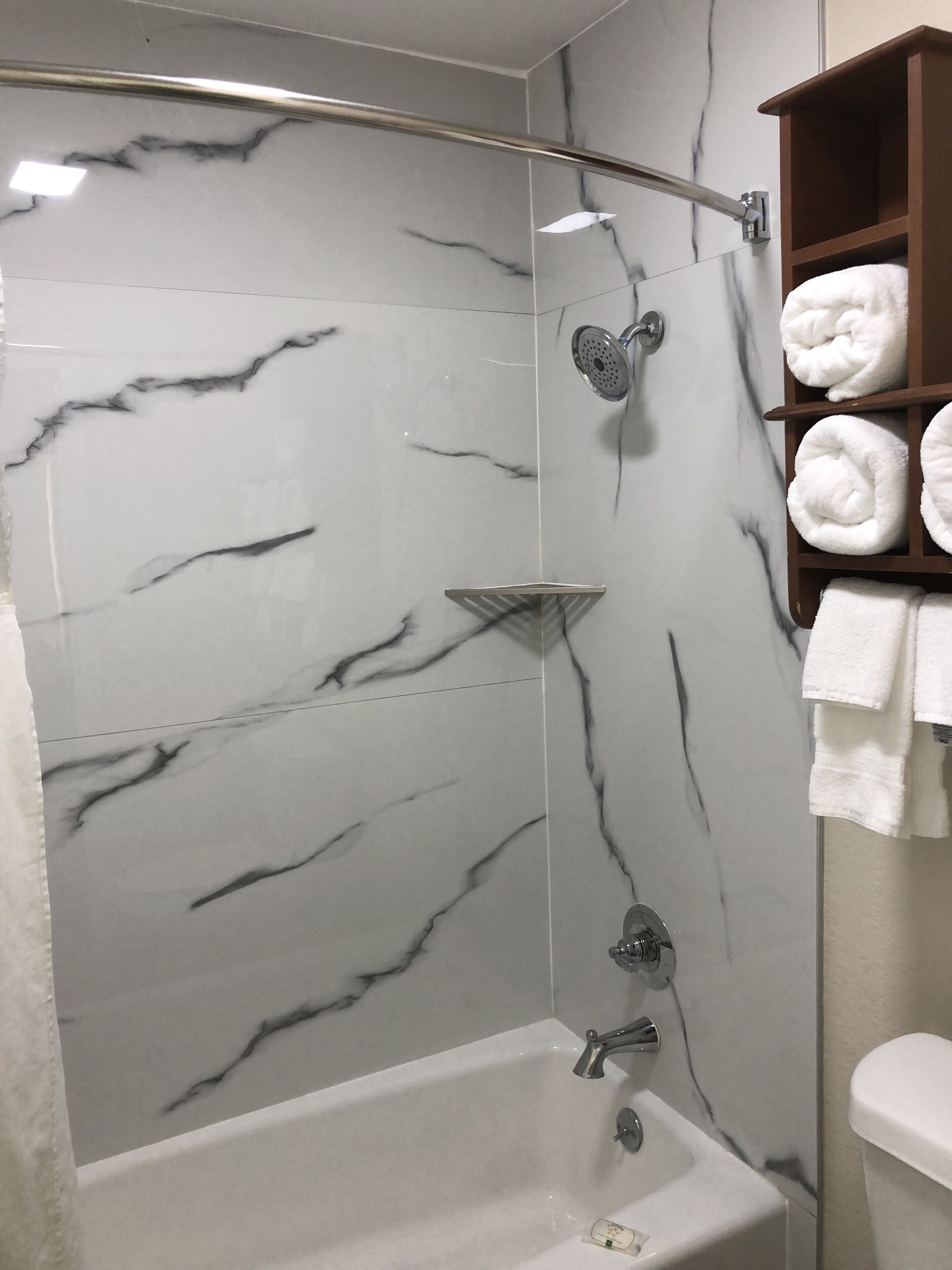 Secador de cabelo, toalhas de banho