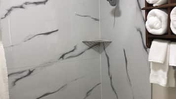 Secador de cabelo, toalhas de banho