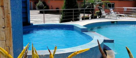 Habitación doble | Área de sala de estar | Televisión de plasma de 32 pulgadas con canales por cable y televisión