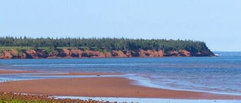 Playa en los alrededores y toallas de playa