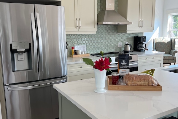 Deluxe Apartment, Ocean View | Dapur peribadi | Ketuhar gelombang mikro