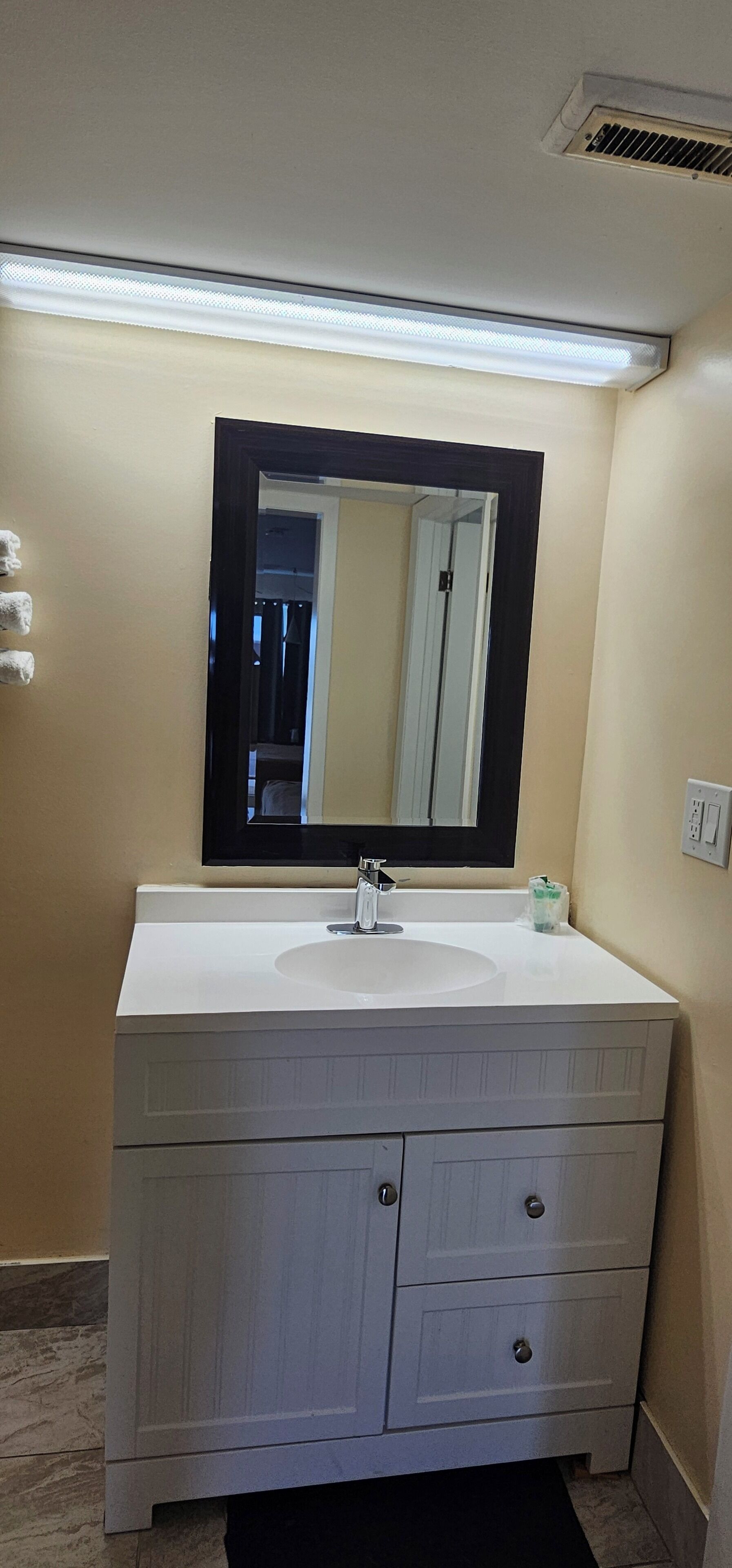 Kamar Comfort, 2 Tempat Tidur Double, Bebas Asap Rokok | Kamar mandi | Kombinasi shower/bathtub, handuk, sabun, dan sampo