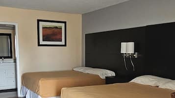 Phòng tiện nghi đơn giản, 2 giường đôi, không hút thuốc | Két bảo mật tại phòng, bàn, truy cập Internet không dây miễn phí