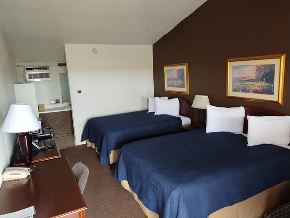 Schreibtisch, Bügeleisen/Bügelbrett, Bettwäsche