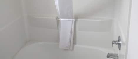 Combined shower/tub, hair dryer, towels